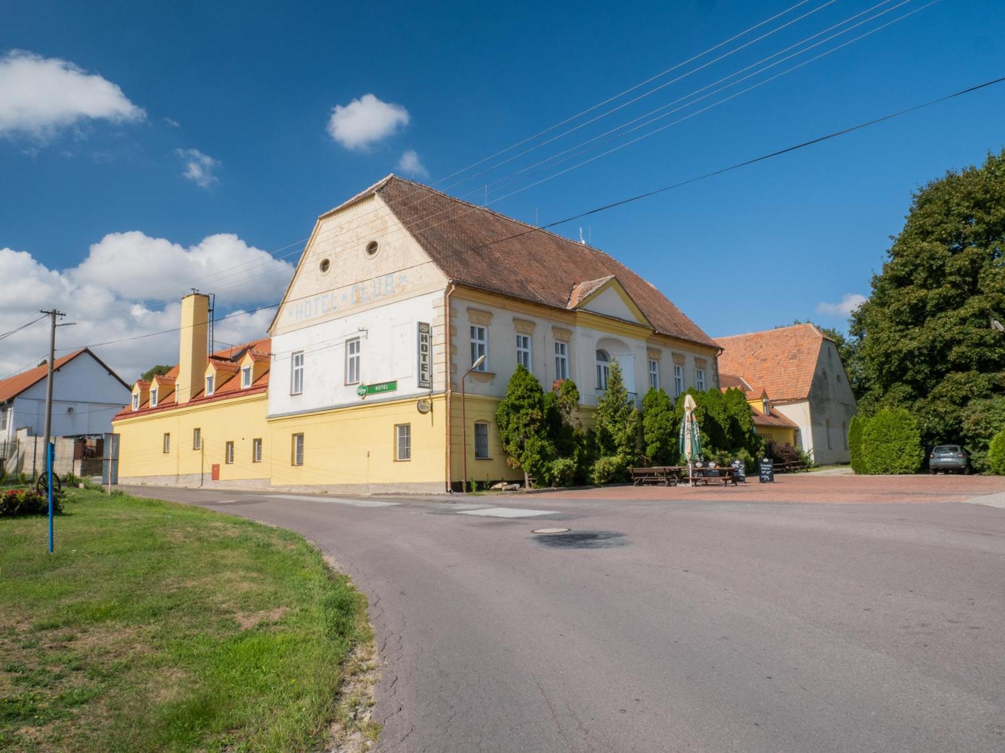 Hotel Club Vranovská Ves エクステリア 写真